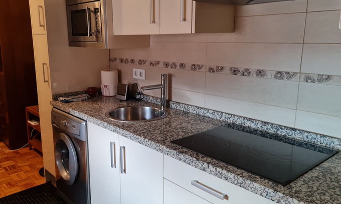 San Lazaro y Otero Wohnung | Pequeño Apartamento con Wifi Lado Palacio Deportes. Próximo Salidas Autopista