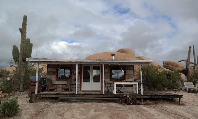 Florence Haus | Hideout amongst huge granite boulders for a memorable experience under the stars