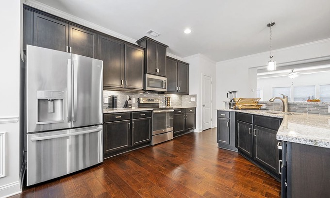 Cliftondale Haus | 3 Bedroom Fully Furnished Townhouse with Large Media Room and Large Rear Deck