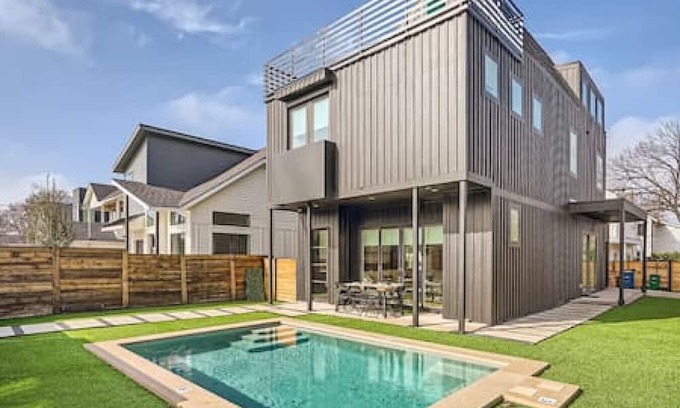 Chestnut Haus | New! 4 BDRM w/POOL Mins To DT