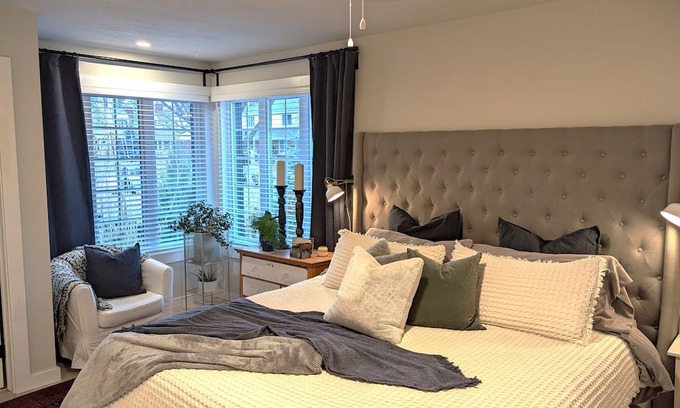 Elmvale - Eastway - Riverview - Riverview Park West Haus | Cozy oasis for professionals, where comfort & productivity seamlessly converge!