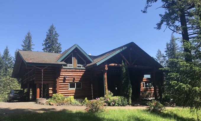 Eugene Haus | Spectacular log lodge on 5 acres of parkland 10 minutes from the city of Eugene