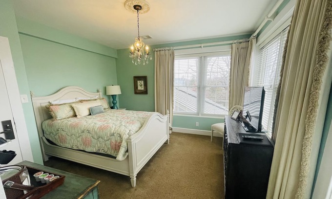 Clemmons Wohnung | Arboretum Room queen - Non- Smoking- No Pet