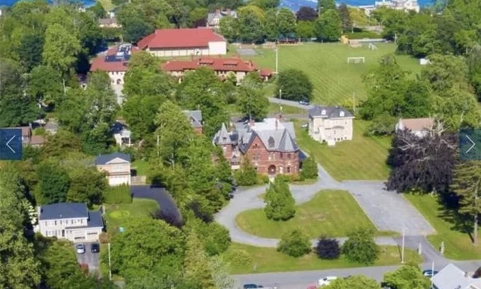 Top of the Hill Haus | Lovely 4 bdrm home- perfect location- walk to beach and town. Parking/EV Chrgpnt