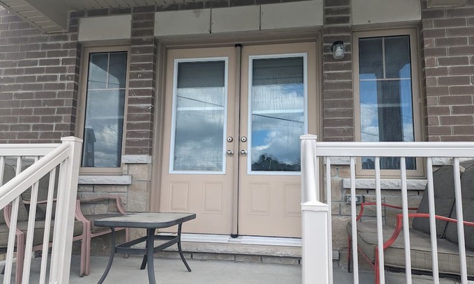 Bowmanville Haus | Cozy ensuite w/seperate entrance & balcony, 1 minute to grocery and Rotary Park