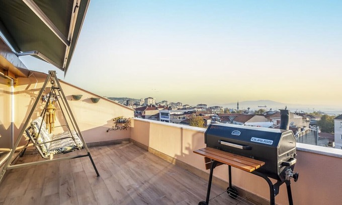 Maltepe Wohnung | Sleek Flat near Public Transportation in Maltepe
