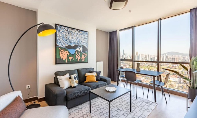 Atasehir Wohnung | Charming Flat with Gorgeous City View in Atasehir