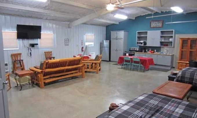 Hugo Kabine | Shady Oaks RV Resort 3 Bed Bunk House Cabin