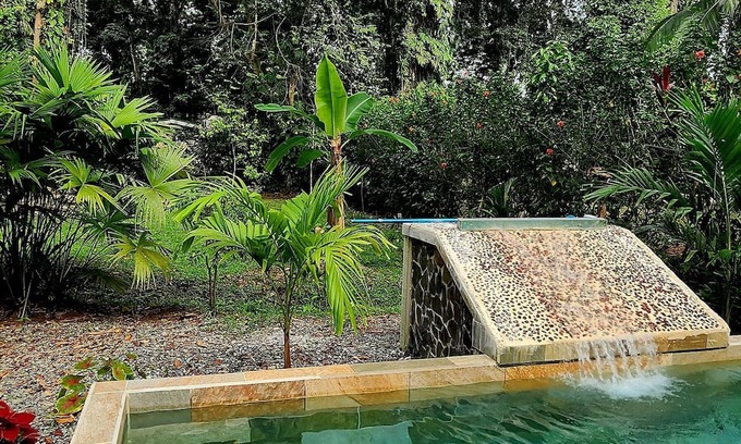 Puerto Viejo de Talamanca Kabine | Enjoy the sounds of nature in this tranquil home, only minutes to Puerto Viejo.