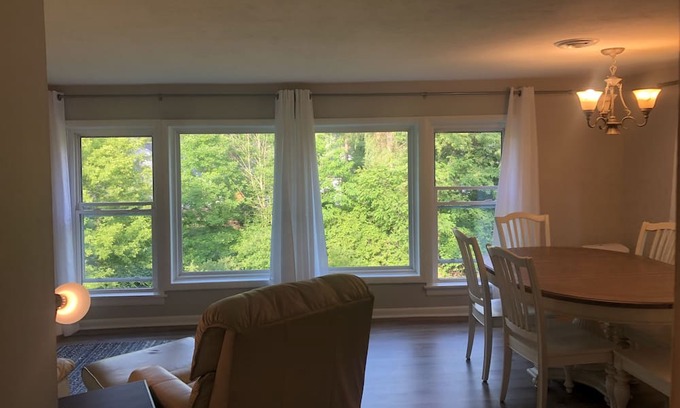 Chardon Wohnung | “Sojourn On South” Comfortable and Quiet 2 Bedroom Apartment