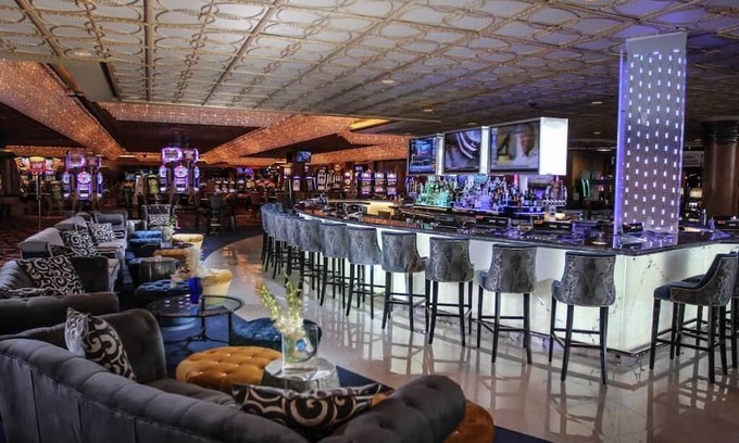 Winchester Villa | 5 minutes to the theme park! Family-sized condo with game room & deck