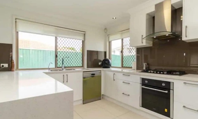 Calamvale Haus | Home away from Home