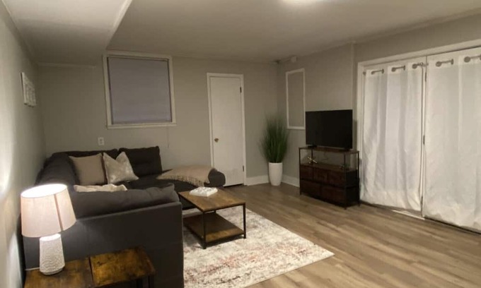 Charlotte Park Haus | 2 bed 1 bath in Charlotte Park, West Nashville. Pet Friendly!