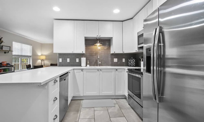 Green Bay Haus | The Hilltop Hideaway with Hot Tub