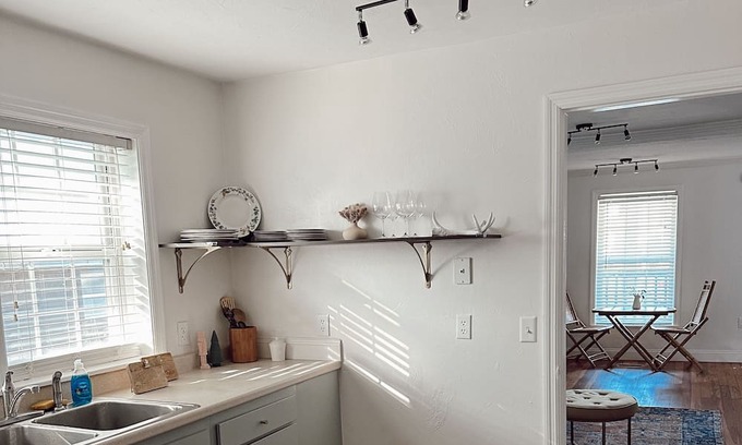 Lake City Haus | Stylish Retro cottage. Sleeps up to 7. Close to ball parks, lakes, and springs!