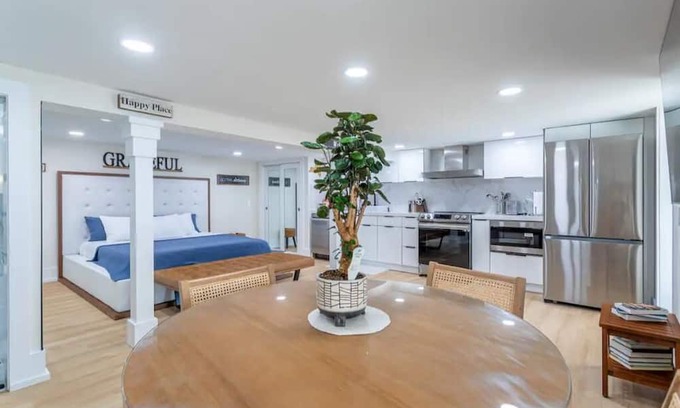 Huntington Wohnung | Luxe Provincial Style Studio w/ Patio & Parking
