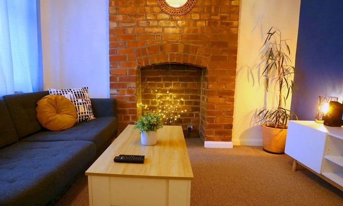 Prestwich Haus | Pass the Keys | King Bed House Next To Heaton Park | W&M Discounts