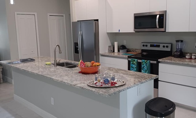 Summerfield Haus | 3 Miles to Villages/Near Lake Weir/Fishing/Boating. Brand New Custom Family home