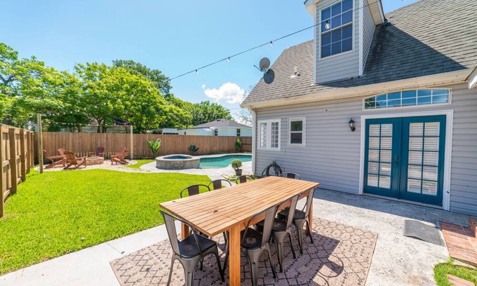 Chalmette Haus | 2 Story Cottage w/ heated pool and jacuzzi+bonfire