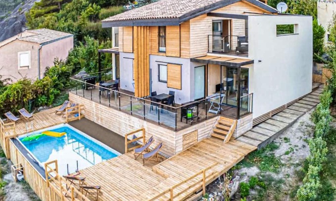 Marcoux Wohnung | This beautiful and modern vacation home welcomes you with a breathtaking mountain view.