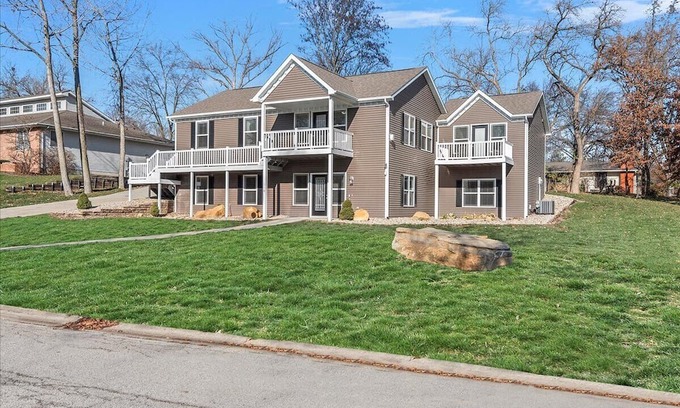 Chatham Haus | Modern and Spacious 5BR 3BA w/walking trail and lake view! Chatham/Springfield
