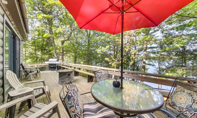 South China Kabine | China Lake Retreat: Kayaks, Grill & Fireplace!