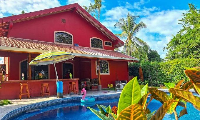 Canton Parrita Haus | Large family house, A/C, swimming pool, outdoor patio, minutes to the beaches!