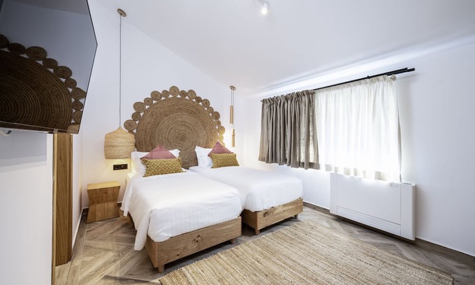 Paradisi Villa | Ra sto ni /’raston′ē/, n The art of doing nothing