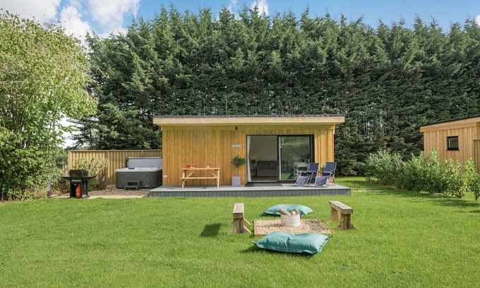 Toppesfield Kabine | Luxury City to Country Retreat Lodge with Hot Tub