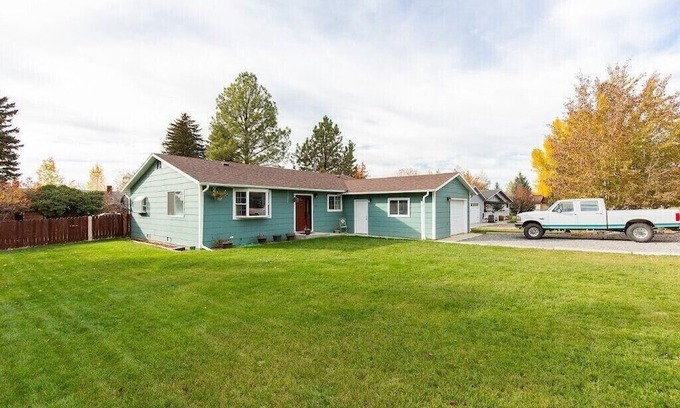 Sheridan Haus | Large Family Size Home Near Lakes, Rivers and Historical Attractions