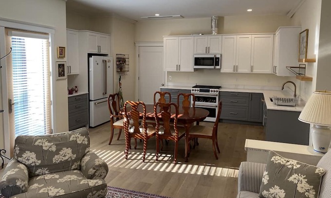 Needham Wohnung | Convenient Needham 1BR apartment near Hersey train stop with private parking