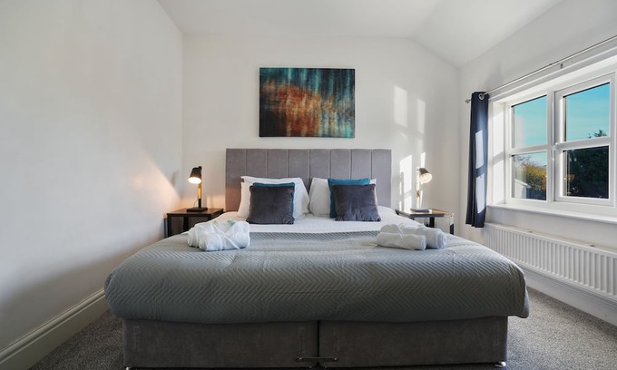 Macclesfield Haus | Cottage Cross: Spacious 2-Bed Charm, Where Home Whispers Warmth and Comfort!