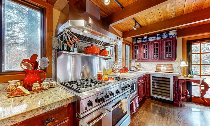 Hailey Kabine | Dog-friendly cabin with fenced yard, deck, sunroom, fireplace, & W/D