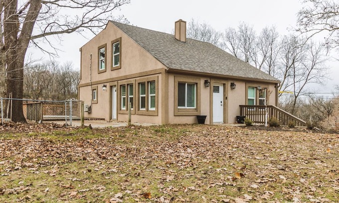 Kansas City Haus | 10 minutes to Kansas City downtown! Family size cabin, with game room & deck