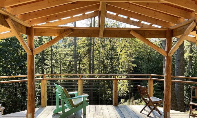Bowen Island Kabine | Spacious Cedar Cottage on Tranquil Retreat Centre. 38-Acres of Lush Rainforest