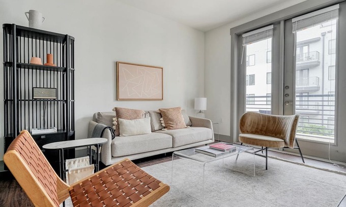 Govalle Wohnung | Stylish East Austin 2BR w/ Deck & W/D, nr Shops & Dining, by Blueground