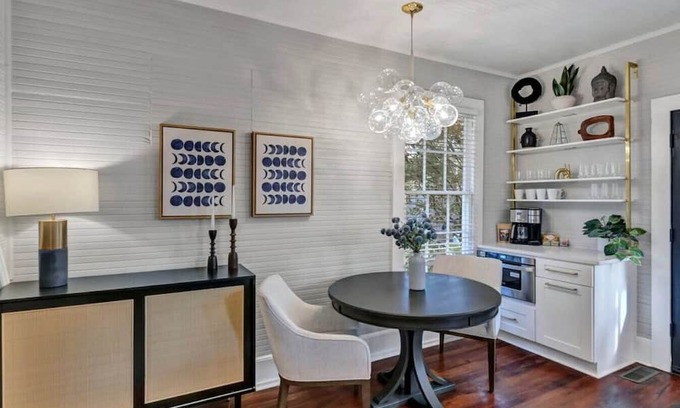 Earlewood Haus | The Wren | 1BR 2BA Guesthouse