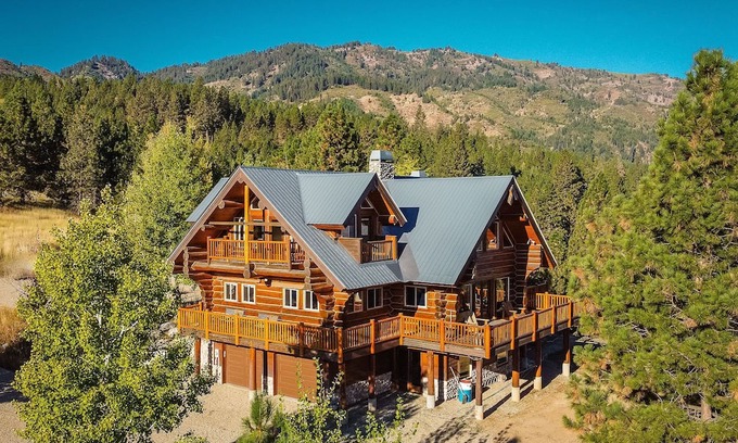 Garden Valley Kabine | Picturesque and Singular Cabin