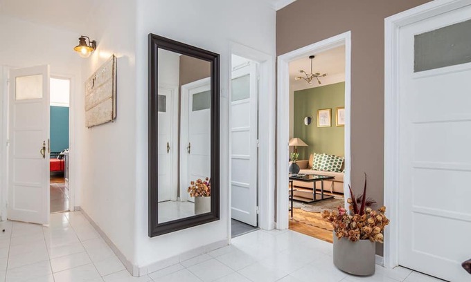 Alvalade Wohnung | Classy 4BDR Apartment W/ Balcony by LovelyStay