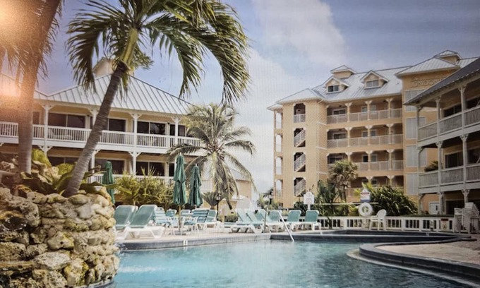 Colliers Bay Eigentumswohnung | Morritt's Tortuga Club :Three pools , lovely beach and pier. 2Bd/2Bth.