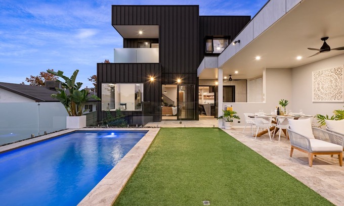 Albury Haus | Luxurious urban oasis with pool in Central Albury