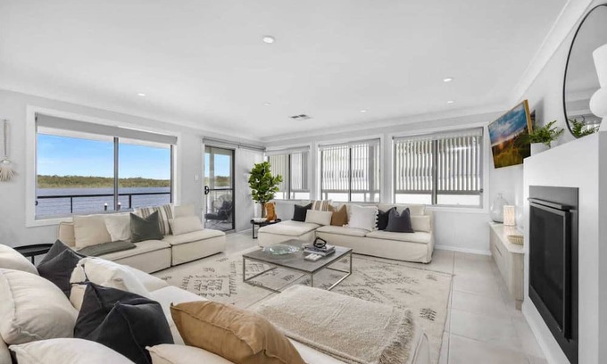 Erowal Bay Haus | Sunset Waterfront with 3pm Checkout