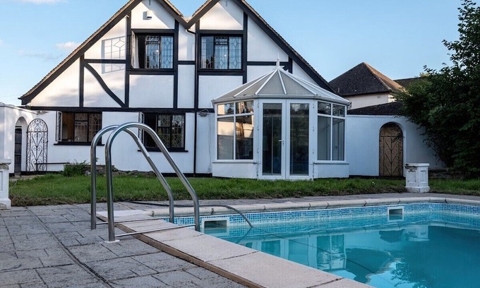 Squirrel's Heath Haus | Modern villa, sleeps 10, 2 bathrooms, park 3 vans