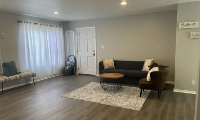 Pacific Heights Haus | Modern Cozy 2b/1b Island Home away from Home../ Free Parking
