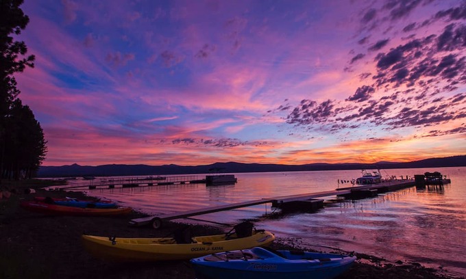 Chester Haus | Luxury Lake Front Home... West Lake Almanor: Dock, Kayaks, Big Lawn, FUN FOR ALL