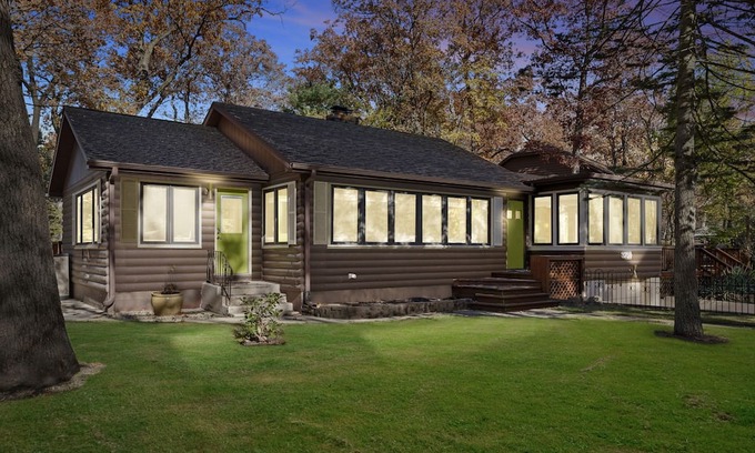 Michiana Wohnung | Juniper Presents: 2 Dream Homes=2 Kitchens, 6 Bds 6BAs, Bikes, 2min WalktoBeach