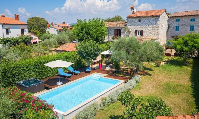 Rosini Haus | Villa Rossa is a charming renovated Istrian stone house located in the village Rosini near Porec.