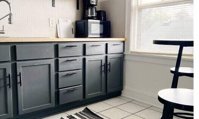 Victory Wohnung | Calm Relaxed Renovated 2bd Apt in Convenient Location. Monthly Stays.