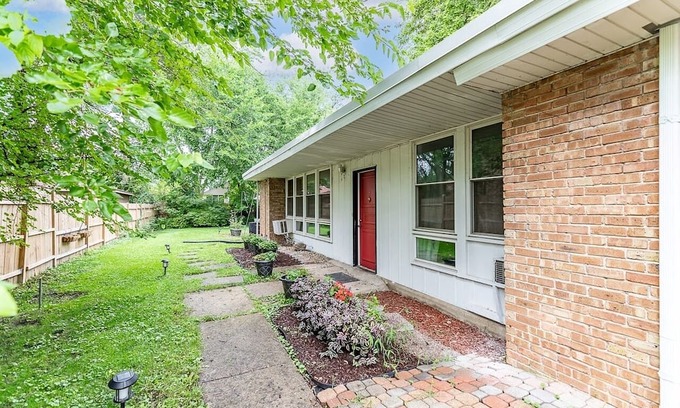 Homewood Haus | Cozy Rest-Haven, walking distance from Metra station and downtown Flossmoor