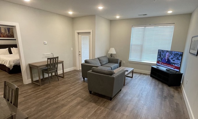 Plainfield Wohnung | Get in before it's gone! More space than a hotel and cheaper too!
